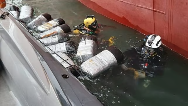 Divers from the Brazilian Navy taking part in the seizure operation. Source: Brazilian Federal Police